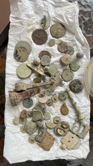 Lote monedas y objetos antiguos