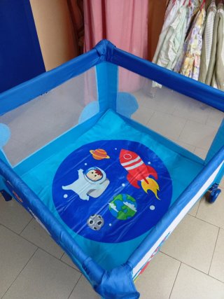 Parque infantil azul espacial