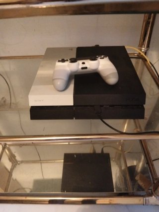 Ps4 con mando DualShock blanco