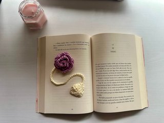 Marcapáginas crochet rosa lila hecha a mano