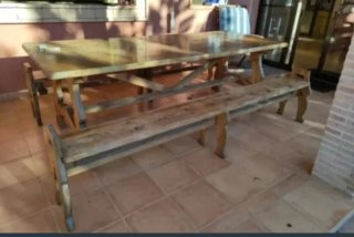 Mesa y bancos rústicos de madera