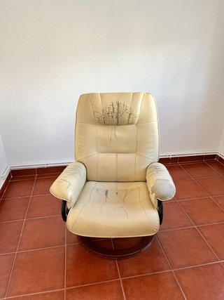 Sillón giratorio de piel beige