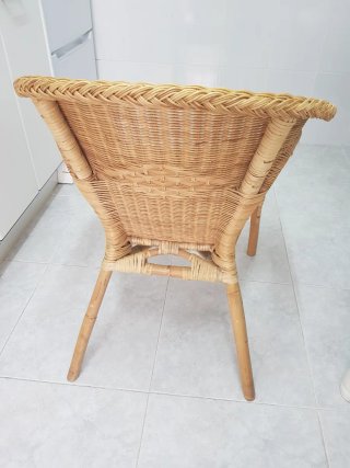 Silla de mimbre y madera