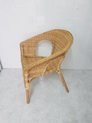 Silla de mimbre y madera