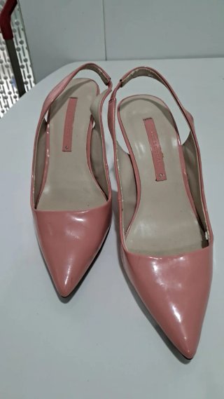 Zapatos de tacón rosa brillante