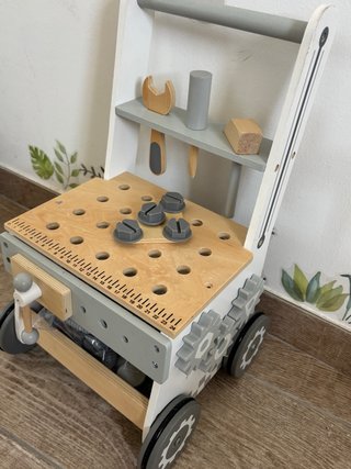 Correpasillos de madera con herramientas