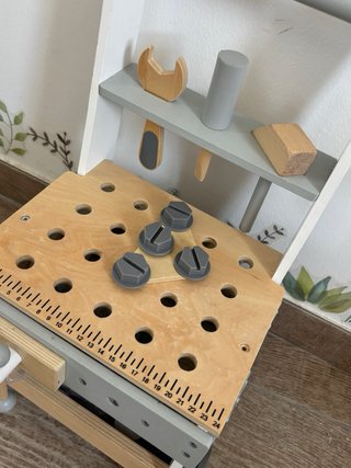 Correpasillos de madera con herramientas