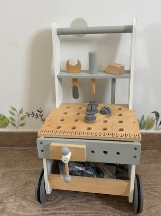 Correpasillos de madera con herramientas