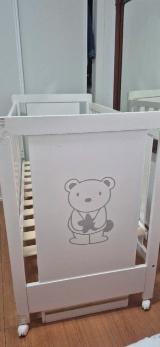 Cuna de bebé blanca con osito