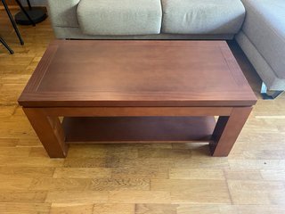 Mesa de centro de madera con balda inferior