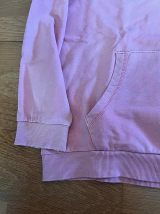Sudadera rosa con capucha.