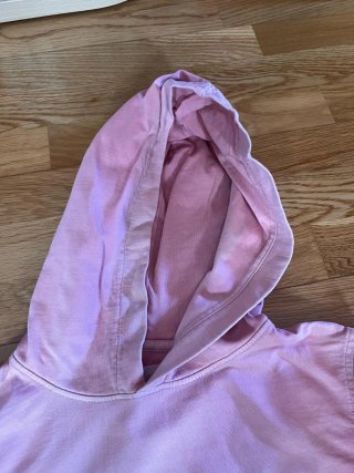 Sudadera rosa con capucha.