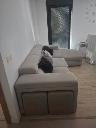 Sofá chaise longue beige.