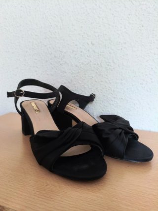 Sandalias negras de tacón medio con lazo