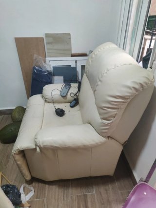Sillón reclinable beige y morado