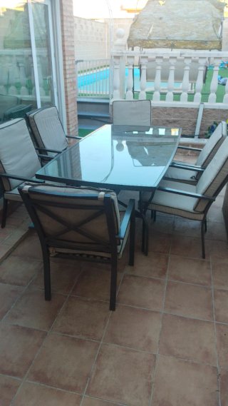 Mesa y 6 sillas para exterior