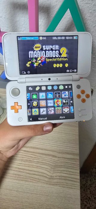 Nintendo 2DS XL Blanca y Naranja + Cargador