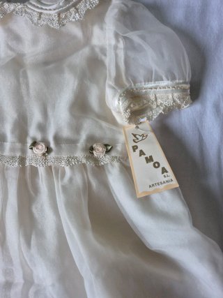 Vestido de bebé blanco con flores