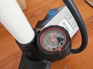 Bomba de pie Beto para bicicleta
