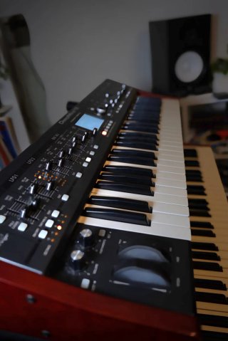 Sintetizador Behringer Deepmind 12