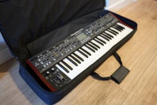 Sintetizador Behringer Deepmind 12