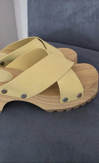 Sandalias de plataforma de madera y tiras amarilla