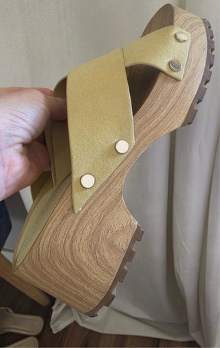 Sandalias de plataforma de madera y tiras amarilla