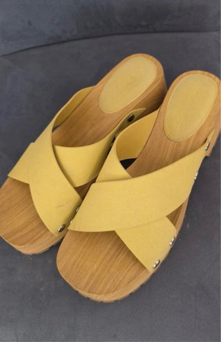 Sandalias de plataforma de madera y tiras amarilla