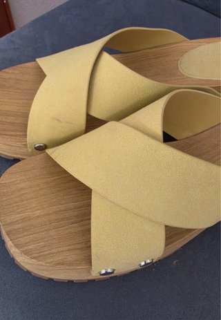 Sandalias de plataforma de madera y tiras amarilla