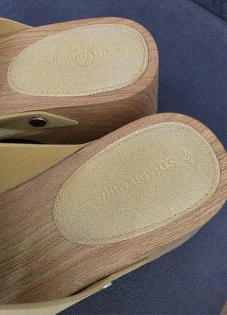 Sandalias de plataforma de madera y tiras amarilla