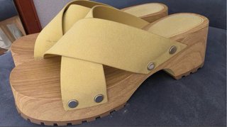 Sandalias de plataforma de madera y tiras amarilla