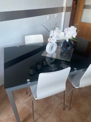 Mesa de cocina cristal negra + 4 sillas