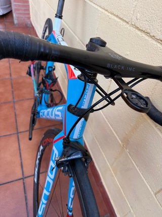 Bicicleta de carretera Focus Cayo Carbono