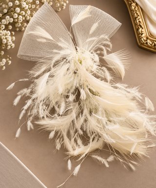 Tocado de plumas beige y blanco