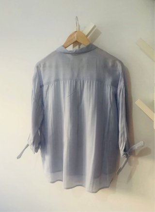 Camisa azul con lazada en manga
