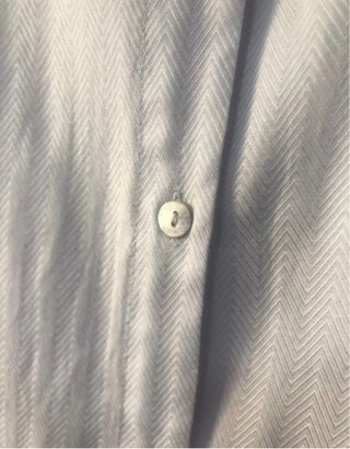 Camisa azul con lazada en manga
