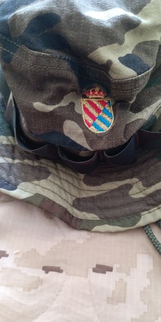 Gorra de camuflaje con escudo M
