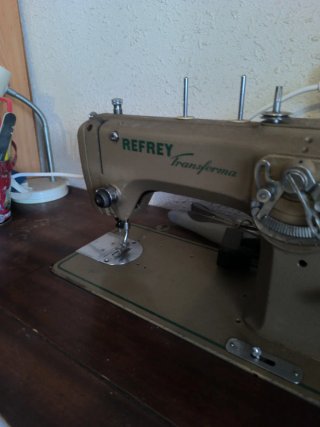 Máquina de coser antigua Refrey