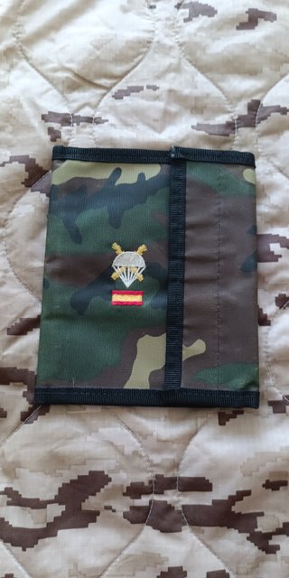 Cartera Camuflaje Paracaidista Bandera España