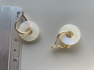 Pendientes aro círculo blanco cierre dorado