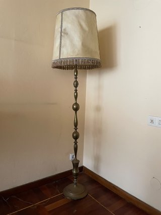 Lámpara de pie dorada estilo clásico