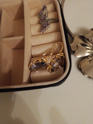 Joyero con anillo, collar y pendientes.todo nuevo