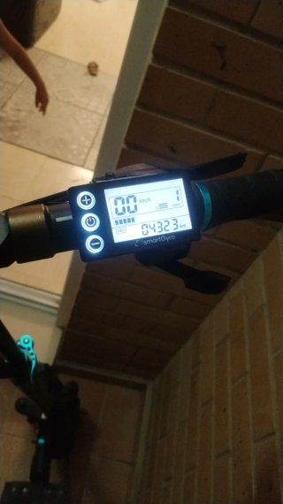 Patinete eléctrico con luces LED Un smart gyro