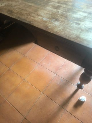 Mesa de madera noble maciza solo necesita una mano