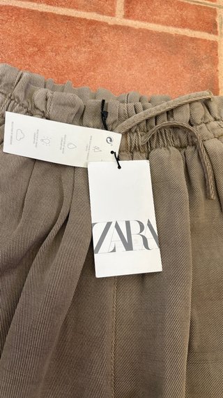 Pantalón largo Zara.