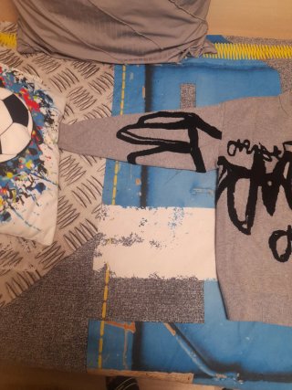 Suéter Gris con Diseño Negro