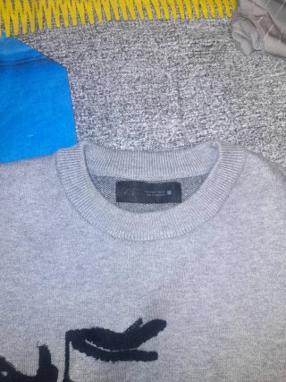 Suéter Gris con Diseño Negro
