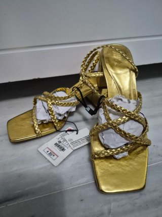 Sandalias doradas Zara tacón bajo trenzadas