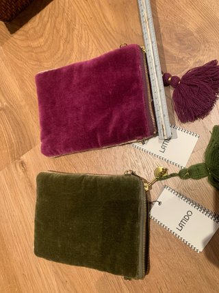 2 neceseres de terciopelo rosa y verde