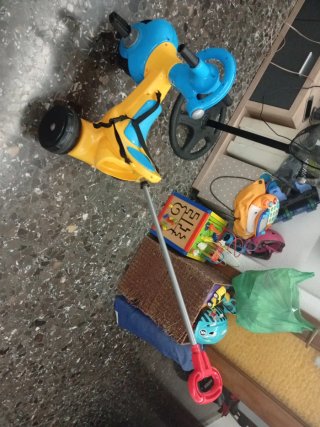 Triciclo infantil amarillo y azul